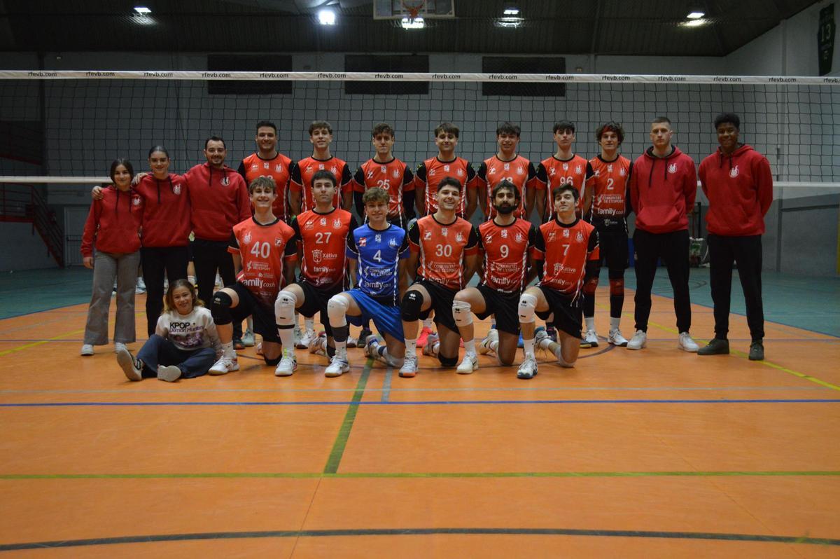 El equipo masculino del Xàtiva Voleibol que ganó al CV Parla de Madrid.