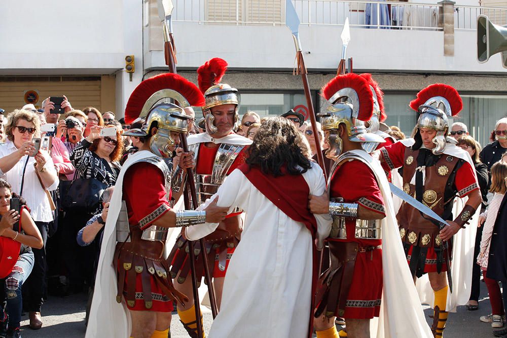 Centenares de personas asisten en el Puig de Missa a la recreación de la muerte de Jesucristo.