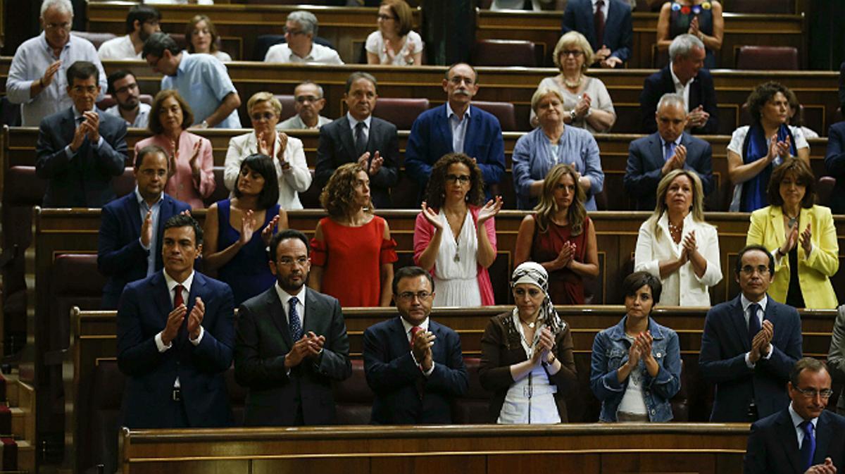 Els diputats socialistes aplaudeixen després del minut de silenci al Congrés per la mort aquest dimarts de Txiki Benegas.