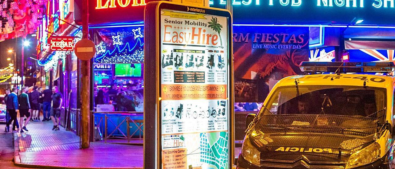Un furgón policial en la zona inglesa de Benidorm donde se inspeccionaron algunos locales.