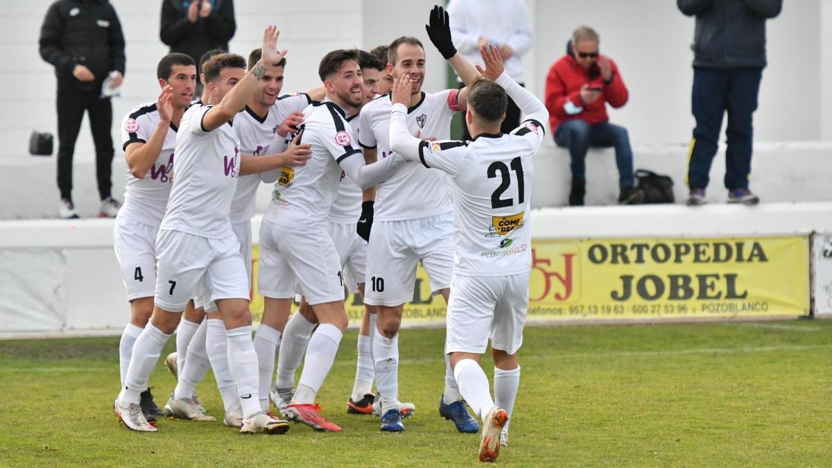 El Pozoblanco celebra uno de su goles ante el Rota en el Municipal.