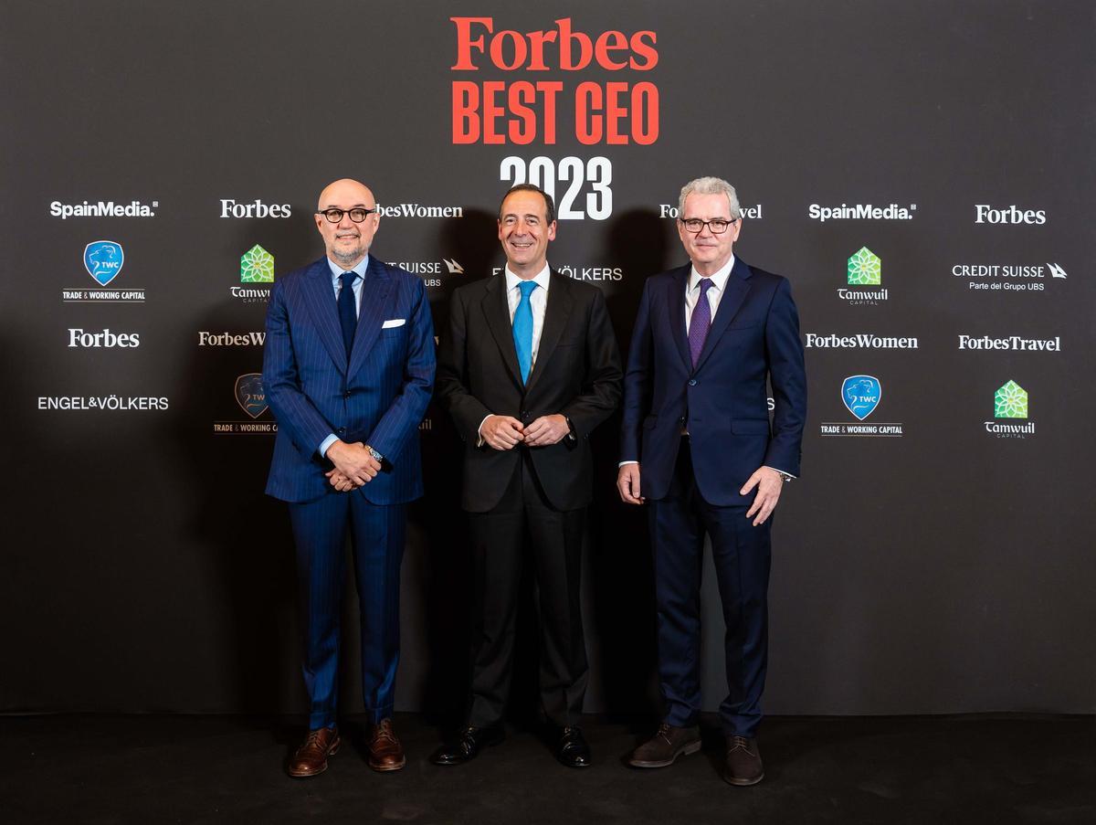 Andrés Rodríguez, presidente y editor de Forbes España; Gonzalo Gortázar, consejero delegado de CaixaBank; y Pablo Isla, Global Senior Advisor de Cinven