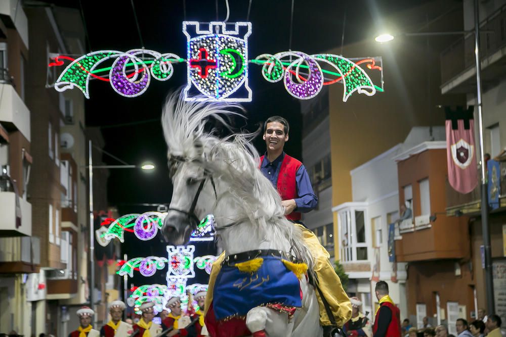 Distintos momentos de la Entrada mora que las tropas de la media luna protagonizaron ayer por las calles de Callosa d´en Sarrià.