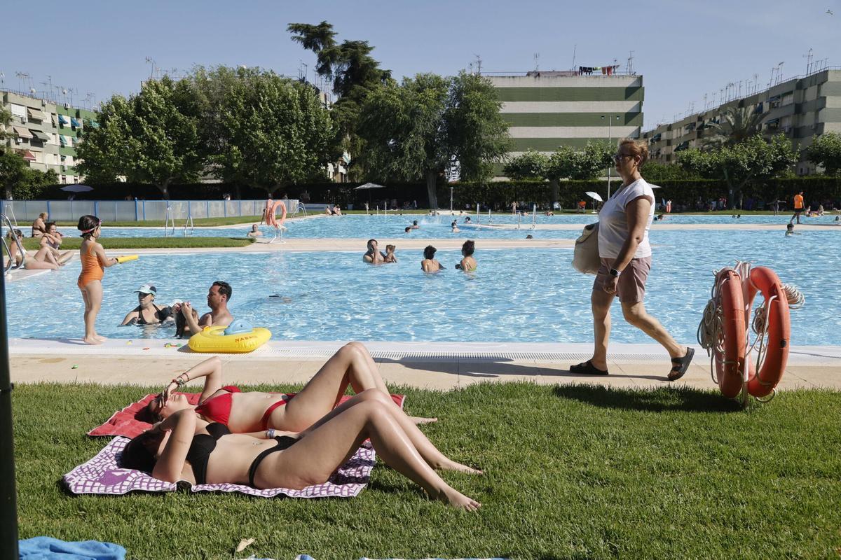 Decenas de cordobeses desafían al calor con el primer chapuzón del año