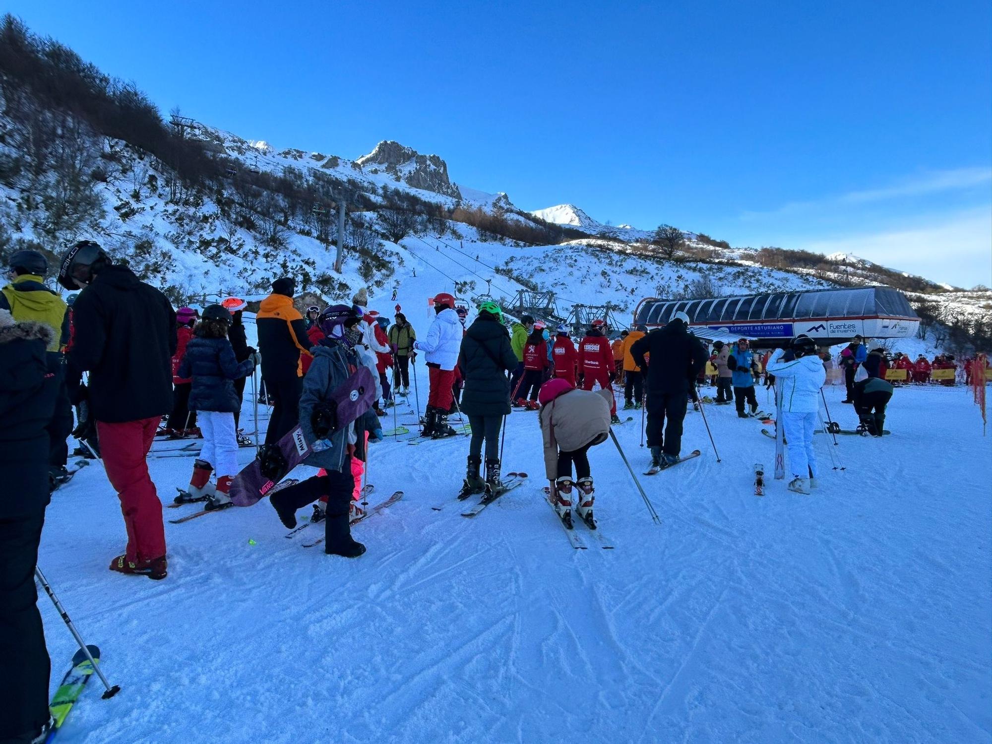 Así está siendo el primer día de la temporada de esquí en Asturias: Pajares y Fuentes, con muchos aficionados