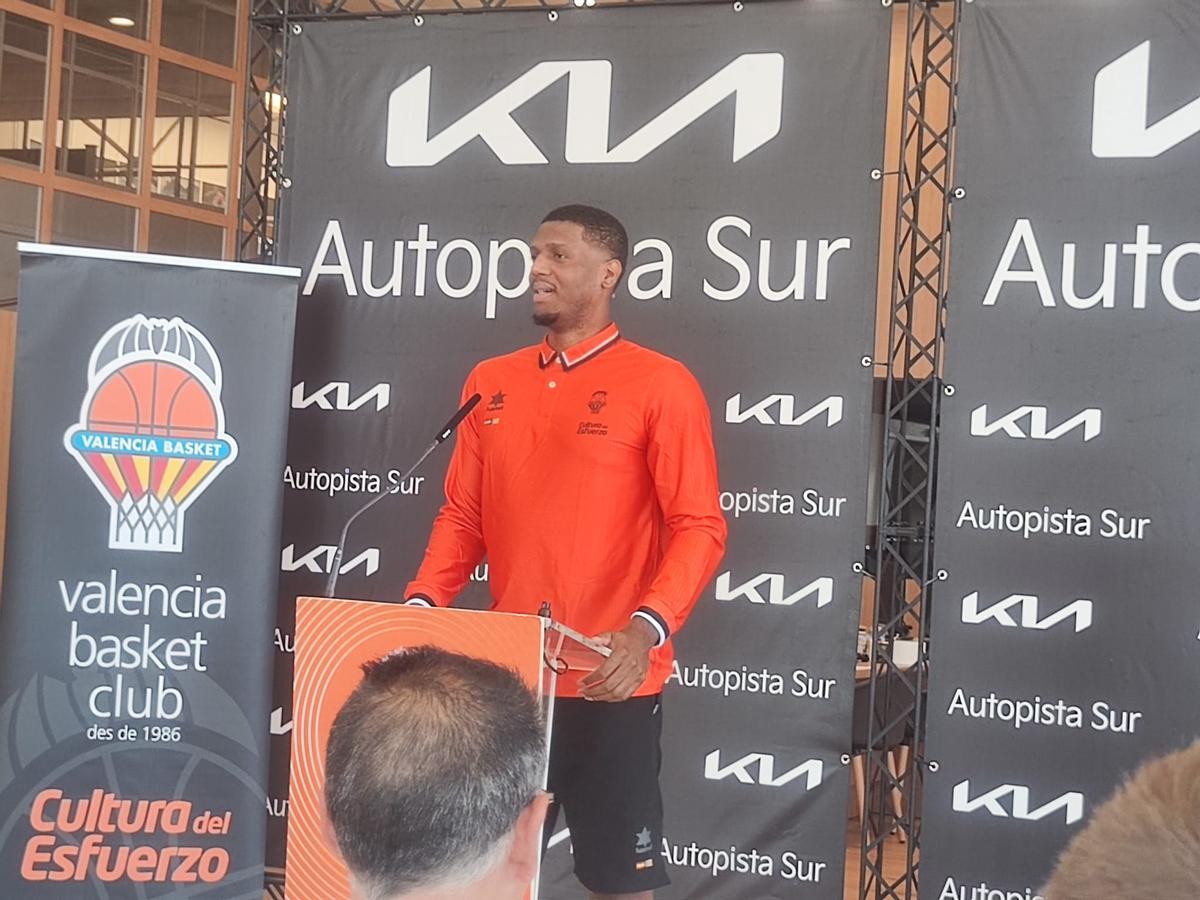 Damien Inglis, en la rueda de prensa en las instalaciones de KIA