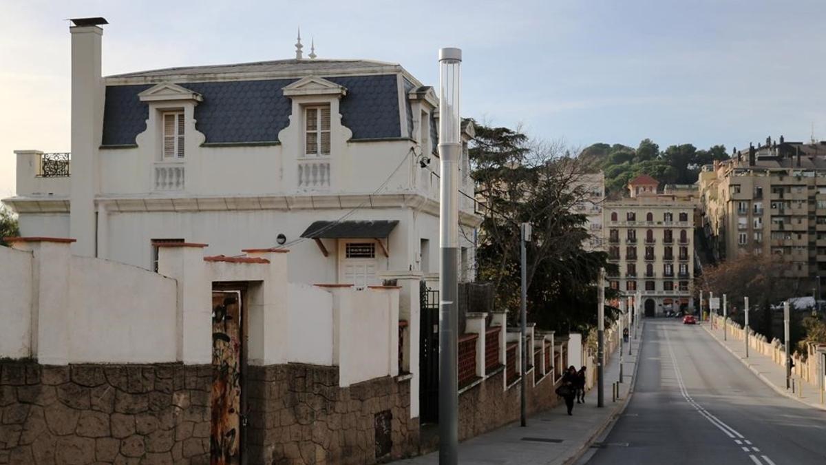 Vista del exterior de la torre de Vallcarca, el 'antic consolat', que fue residencia de Jona Junyer y Dolors Casals y se convertirá en un centro de proximidad municipal.