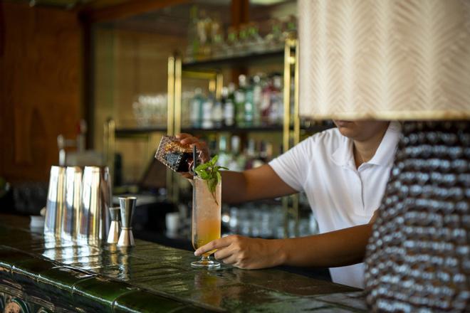 Los hoteles de lujo de Barcelona abren sus bares al público durante una semana: cócteles por 12 euros