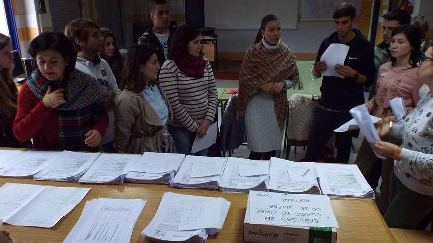 Los alumnos responsables del informe presentaron los resultados a la concejala Ana Luisa González Costa.