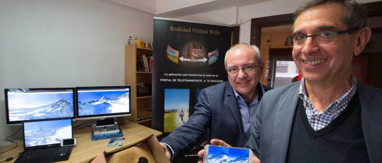 Carlos Fernández del Valle, con el móvil, y Santiago Martín Machado, con las gafas de realidad virtual.
