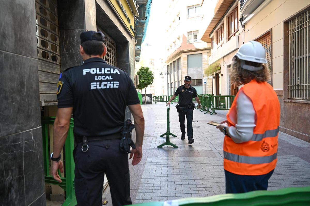 Técnicos y policías, durante la inspección de un inmueble colindante