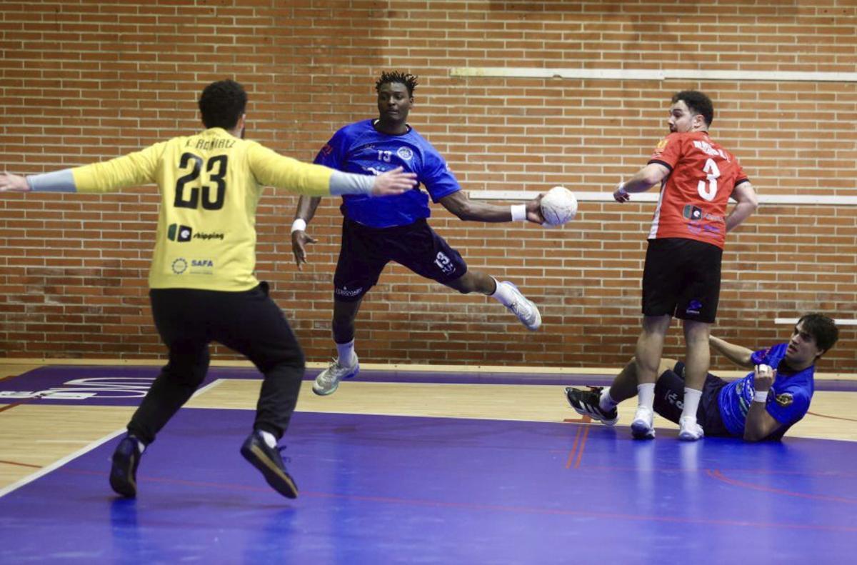 Hélio Pina lanza a portería en el partido ante el Sevilla.