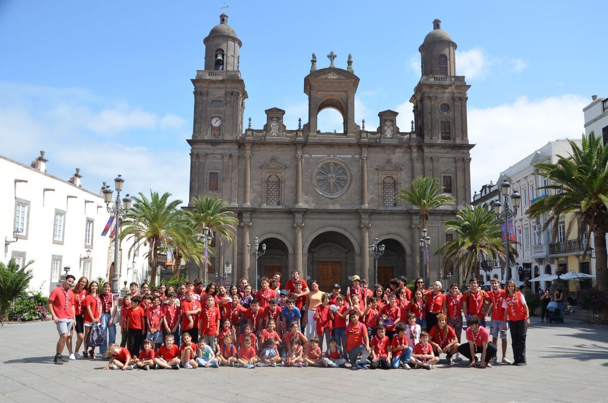 El grupo de socuts de Vegueta frente a la catedral de Santa Ana, en la capital grancanaria.