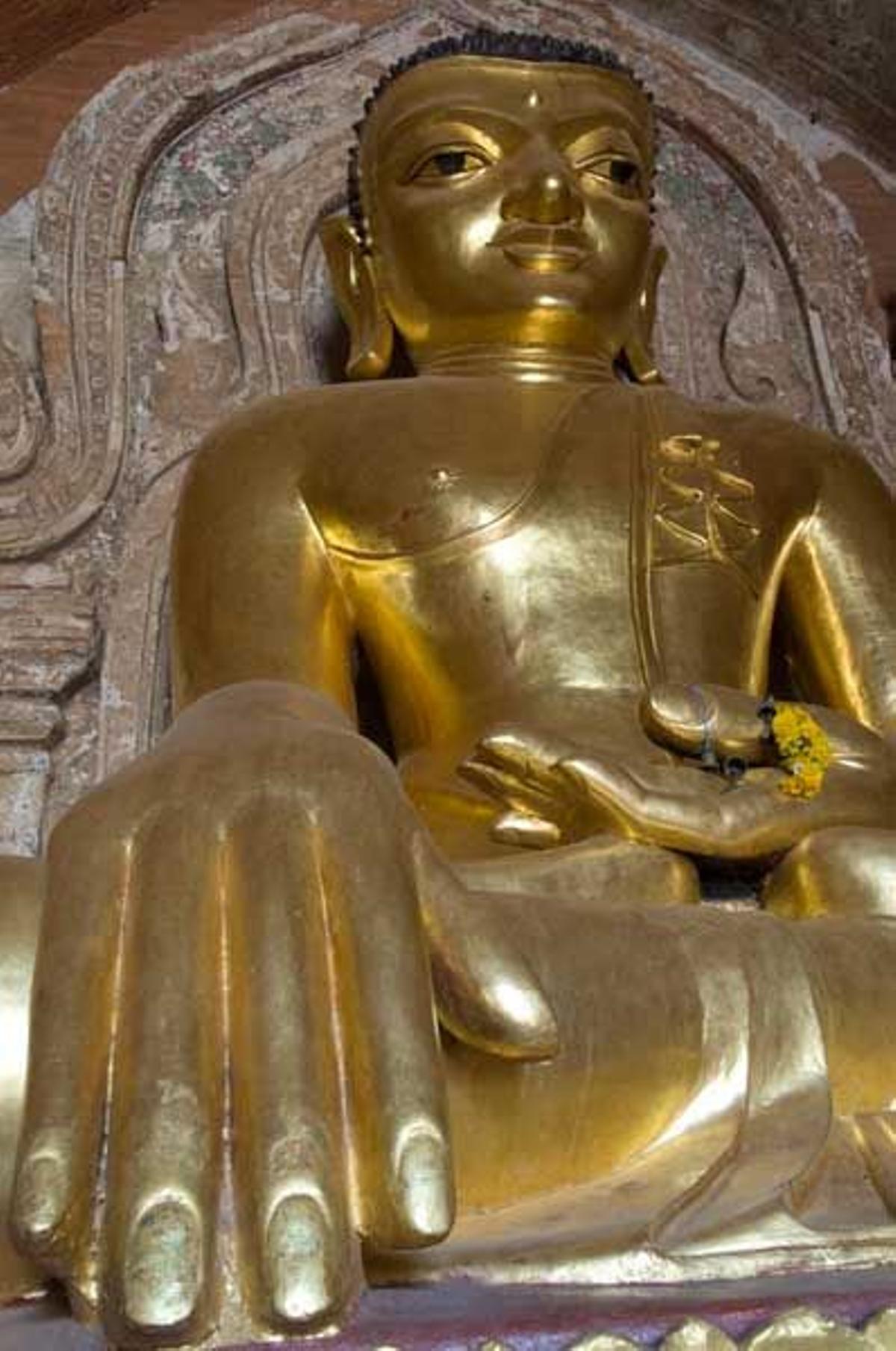 Buda sentado en el interior del Templo Htilominlo, en Bagan.