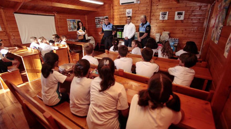 Los pequeños reciben explicaciones en el aula del PIT.