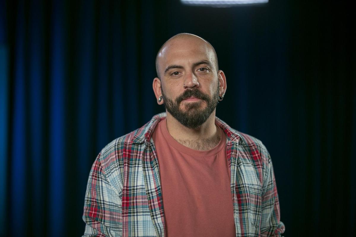 Barcelona 07/05/2025 Debat sobre LGTBI i salut mental amb motiu del dia mundial contra la LGTBI fobia, amb quatra psicòlegs de quatre entitats. Moderat per Marc Darriba En la foto Sergi Fotografia de Joan Cortadellas