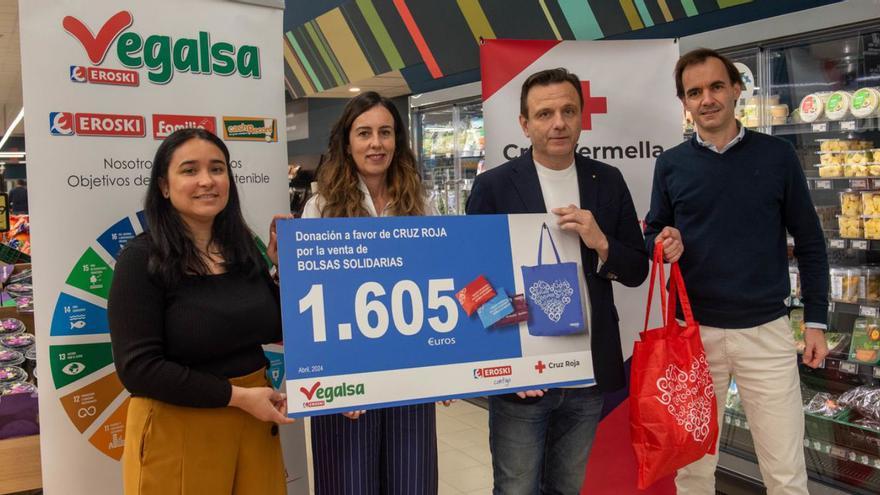 Las bolsas solidarias de Vegalsa dan 1.605 euros a la Cruz Roja