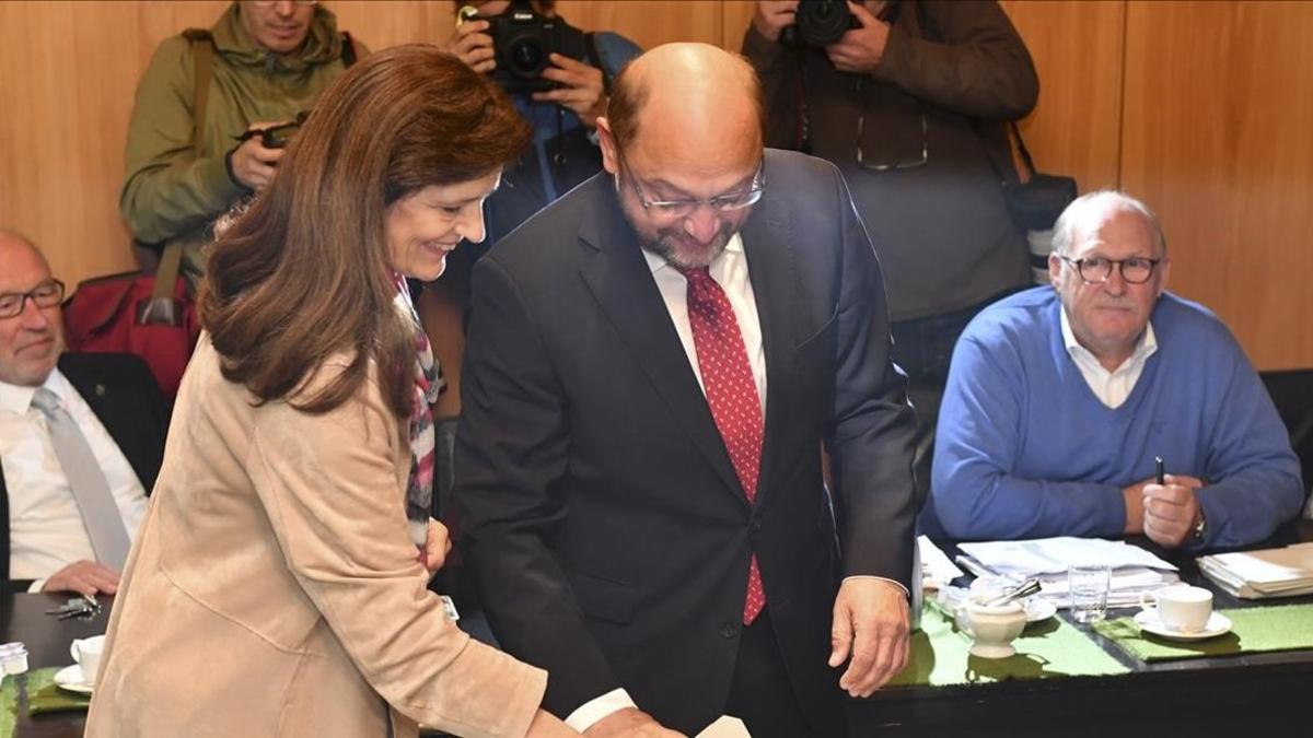 Martin Schulz vota junto con su esposa.