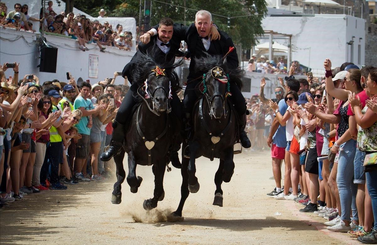 26.000 personas celebran el ’Caragol des Born’ en Ciutadella (Menorca), con la participación récord de 112 ’cavallers’.