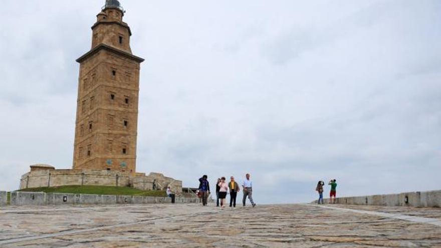 Visitantes en los alrededores de la Torre de Hércules.