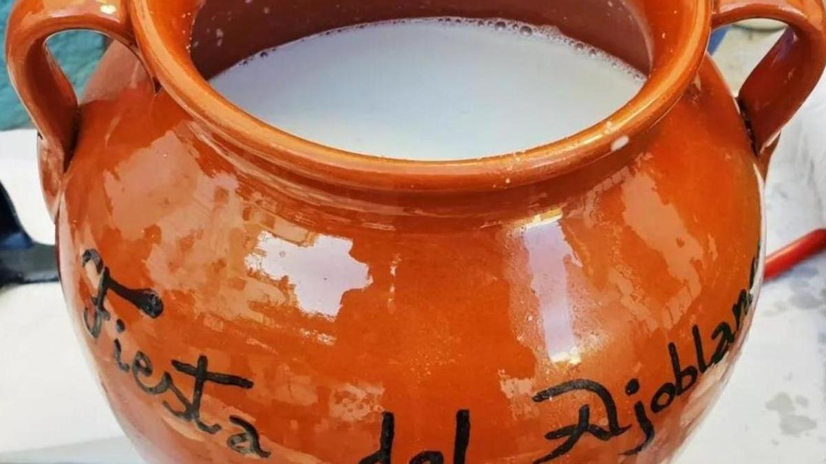El ajoblanco es una bebida típica de la zona elaborada a base de miga de pan, ajo y almendras.