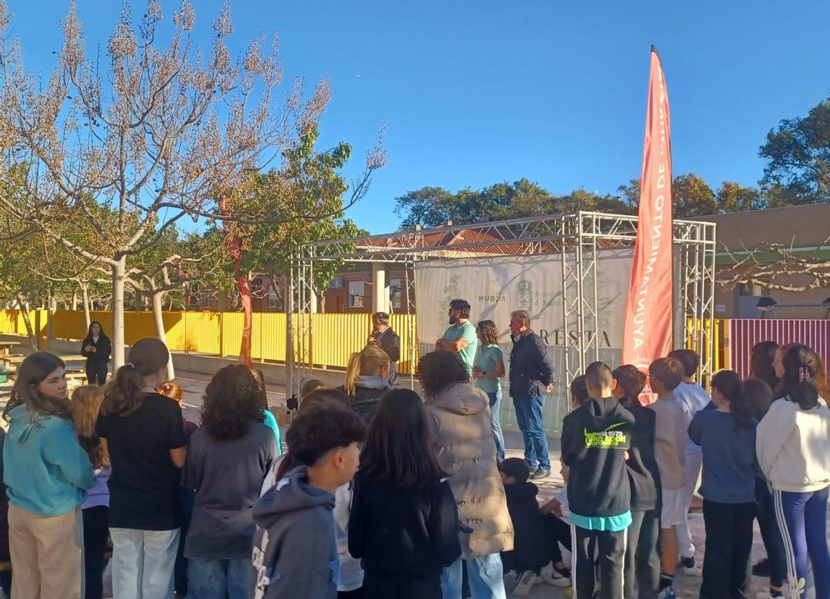 Acción de plantación del Plan Foresta en el CEIP Juan de la Cierva de la pedanía murciana de Casillas. | A. M.