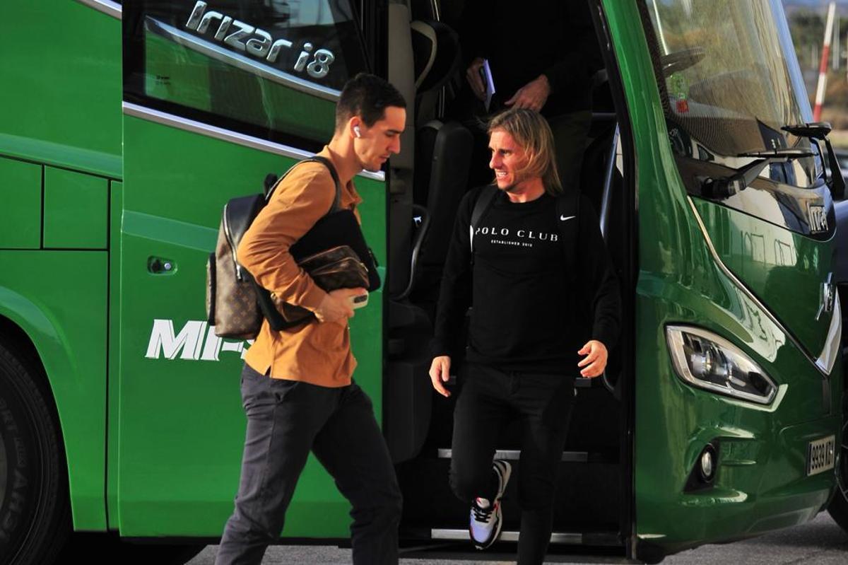 El técnico argentino bajando del autobús a la llegada del equipo al Martínez Valero, el pasado sábado