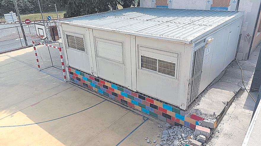 Comencen a retirar un barracó de l’escola d’Aiguaviva davant el malestar de les famílies