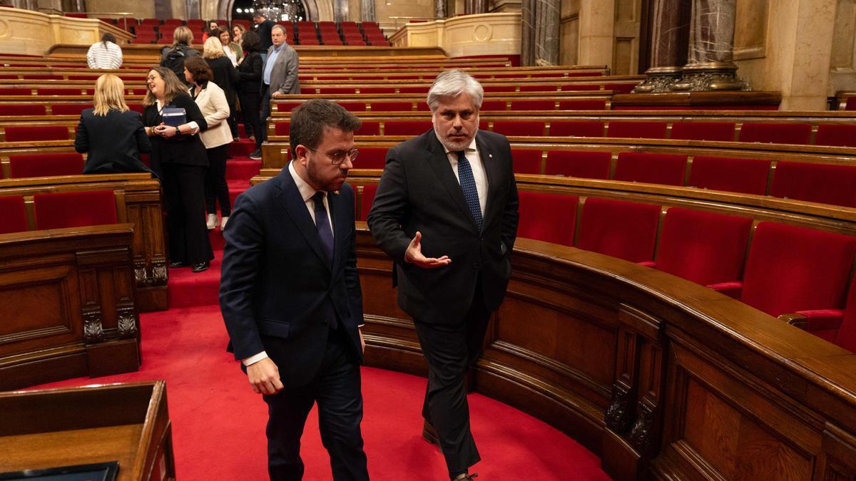 Pere Aragonès y Albert Batet el miércoles en el pleno del Parlament.