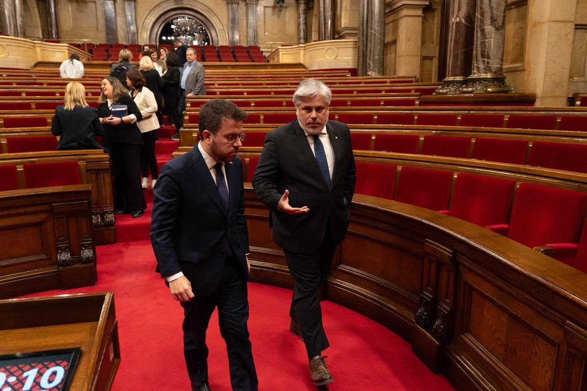 Pere Aragonès y Albert Batet el miércoles en el pleno del Parlament.