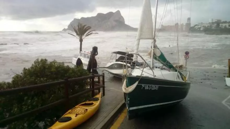 El mar se traga el puerto deportivo de Benissa
