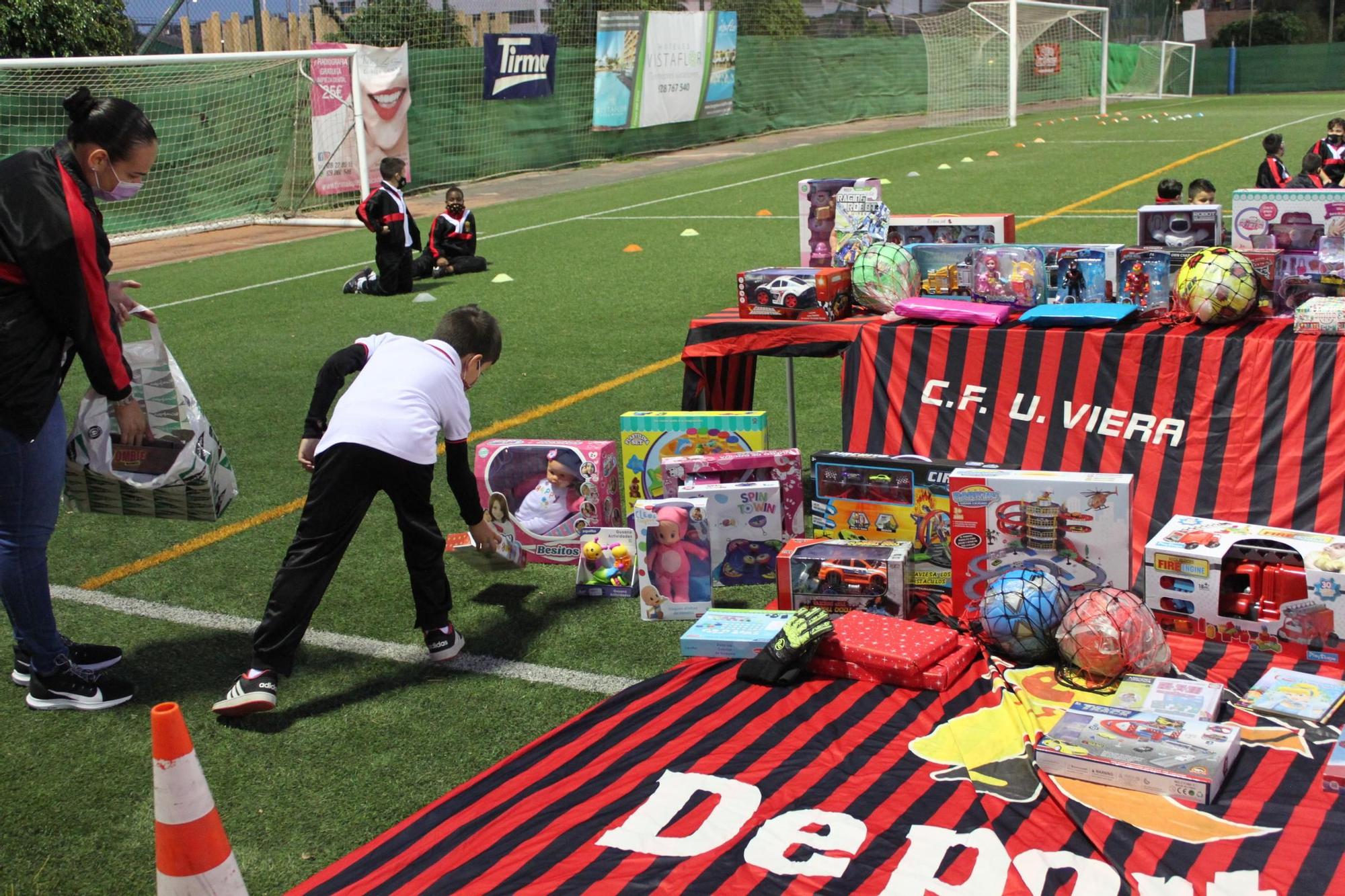 El Viera entrega más de 300 juguetes a la Casa de Galicia a través de su Campaña de recogida de Navidad