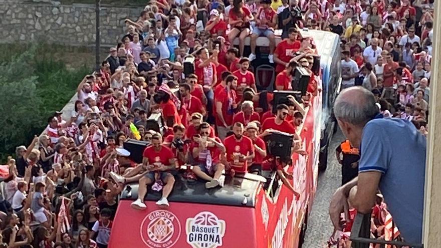 Les millors imatges de la rua de celebració del Girona i el Bàsquet Girona