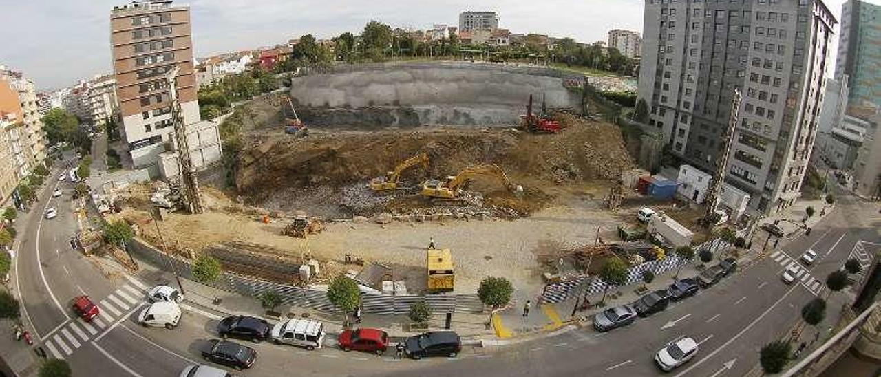 Obras en el solar del futuro centro comercial de Pizarro. // J. Santomé