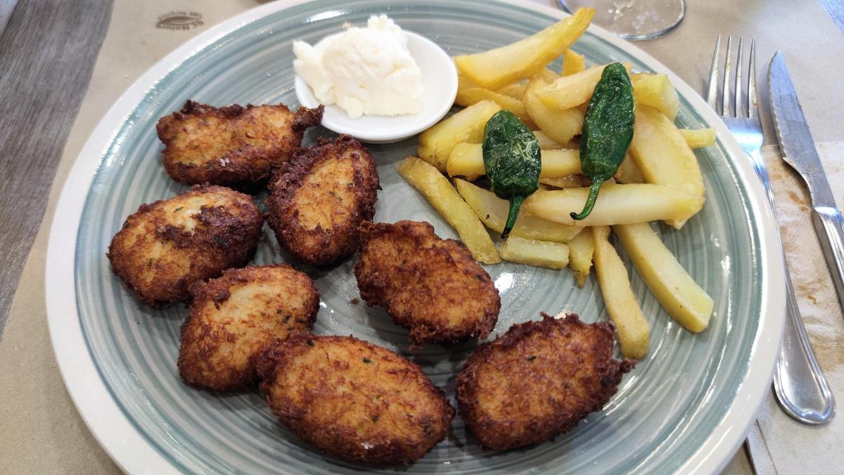 Los buñuelos de bacalao del menú del día de Bar Restaurant Luna.
