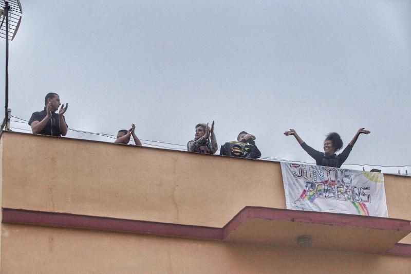 Aplausos en la Calle Ismael Dominguez en Tacoronte-coronavirus 27/03/20  | 27/03/2020 | Fotógrafo: María Pisaca Gámez