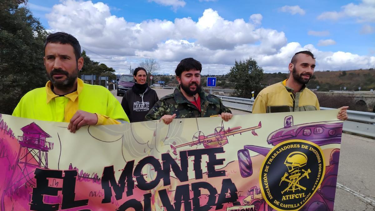 VÍDEO | Bomberos forestales marchan entre Molezuelas y Villardeciervos para reivindicar empleo todo el año