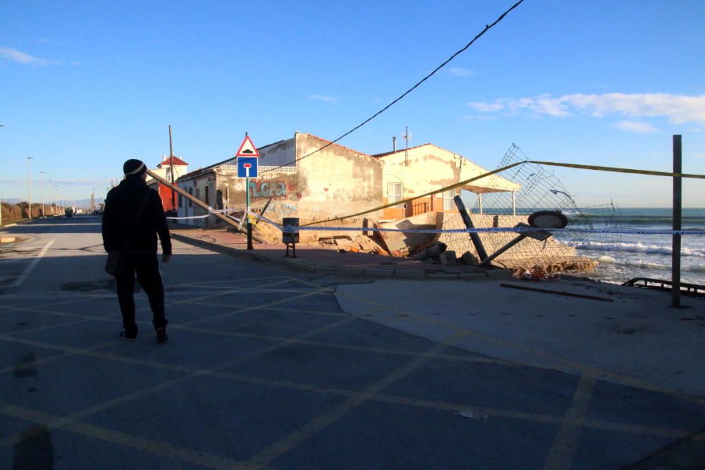 Las casas sufren derrumbes y el mar destruye porches y aceras y abre grandes socavones