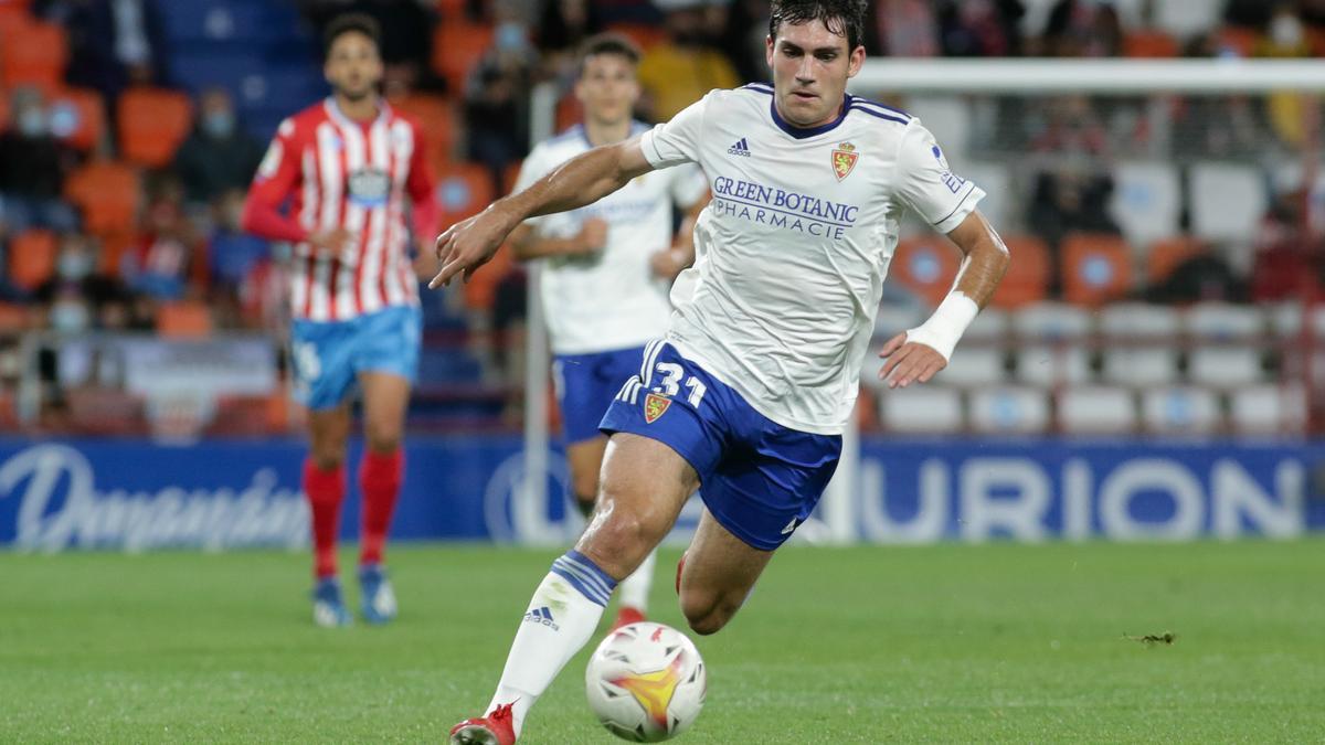 Azón conduce el balón durante el partido del pasado domingo en Lugo.