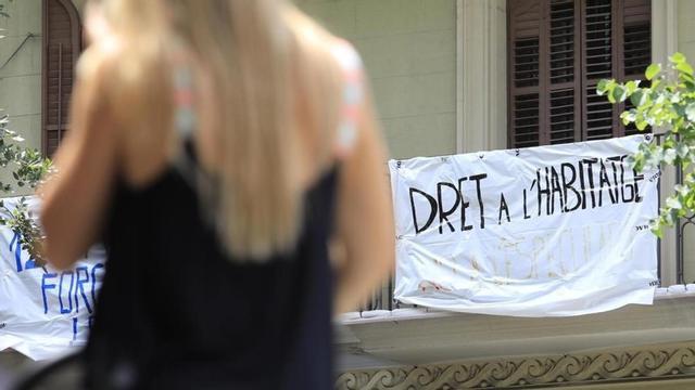 Una pancarta por el derecho a una vivienda digna.