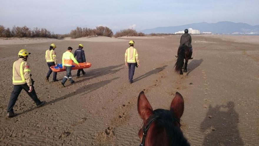 Dos genets rescaten un home amb el turmell trencat, a la platja de Can Comes