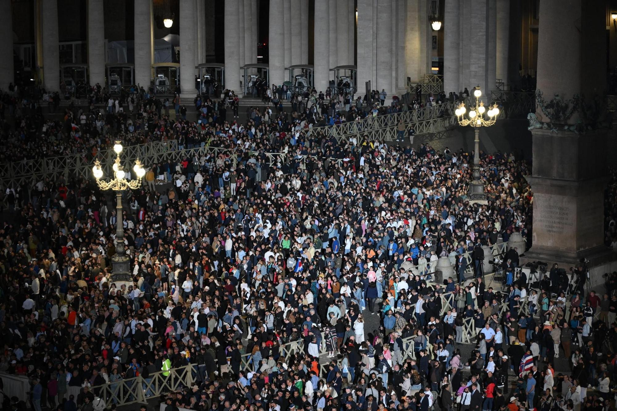 Impaciencia y cansancio en la Plaza de San Pedro después de tres horas esperando la fumata