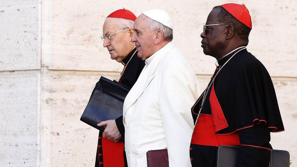 El Papa Francisco, junto a los cardenales Angelo Sodano y Laurent Monsengwo Pasinya.