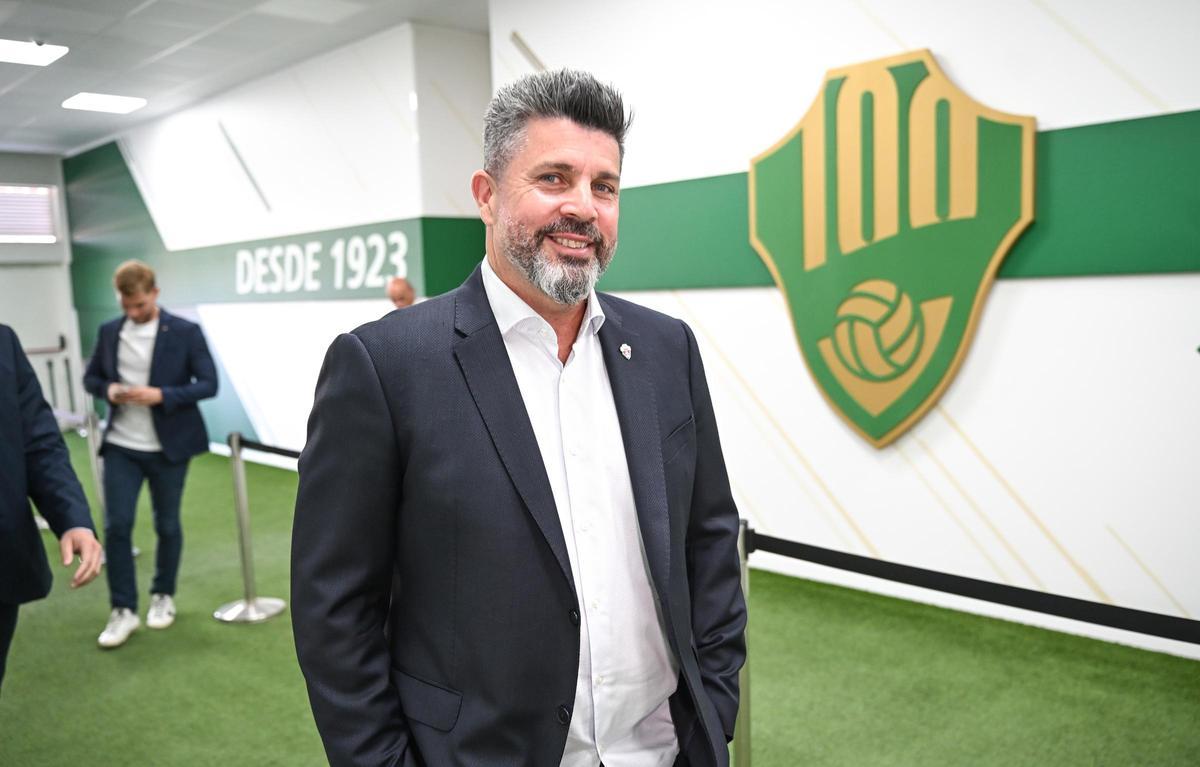 Bragarnik sonríe antes de una rueda de prensa en el Martínez Valero.