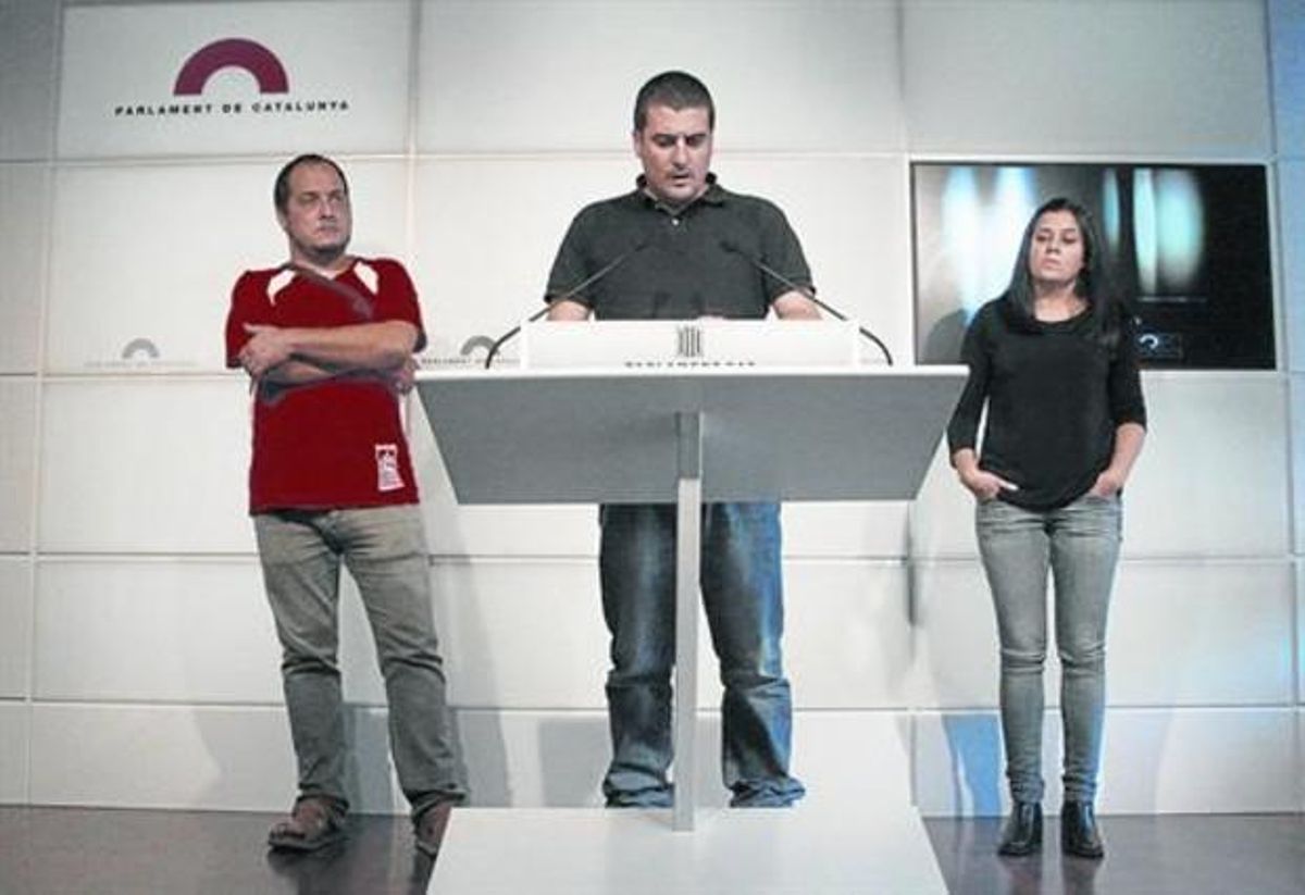David Fernàndez i Isabel Vallet flanquegen el seu company Quim Arrufat, ahir al Parlament. David Fernàndez i Isabel Vallet flanquegen el seu company Quim Arrufat, ahir al Parlament.
