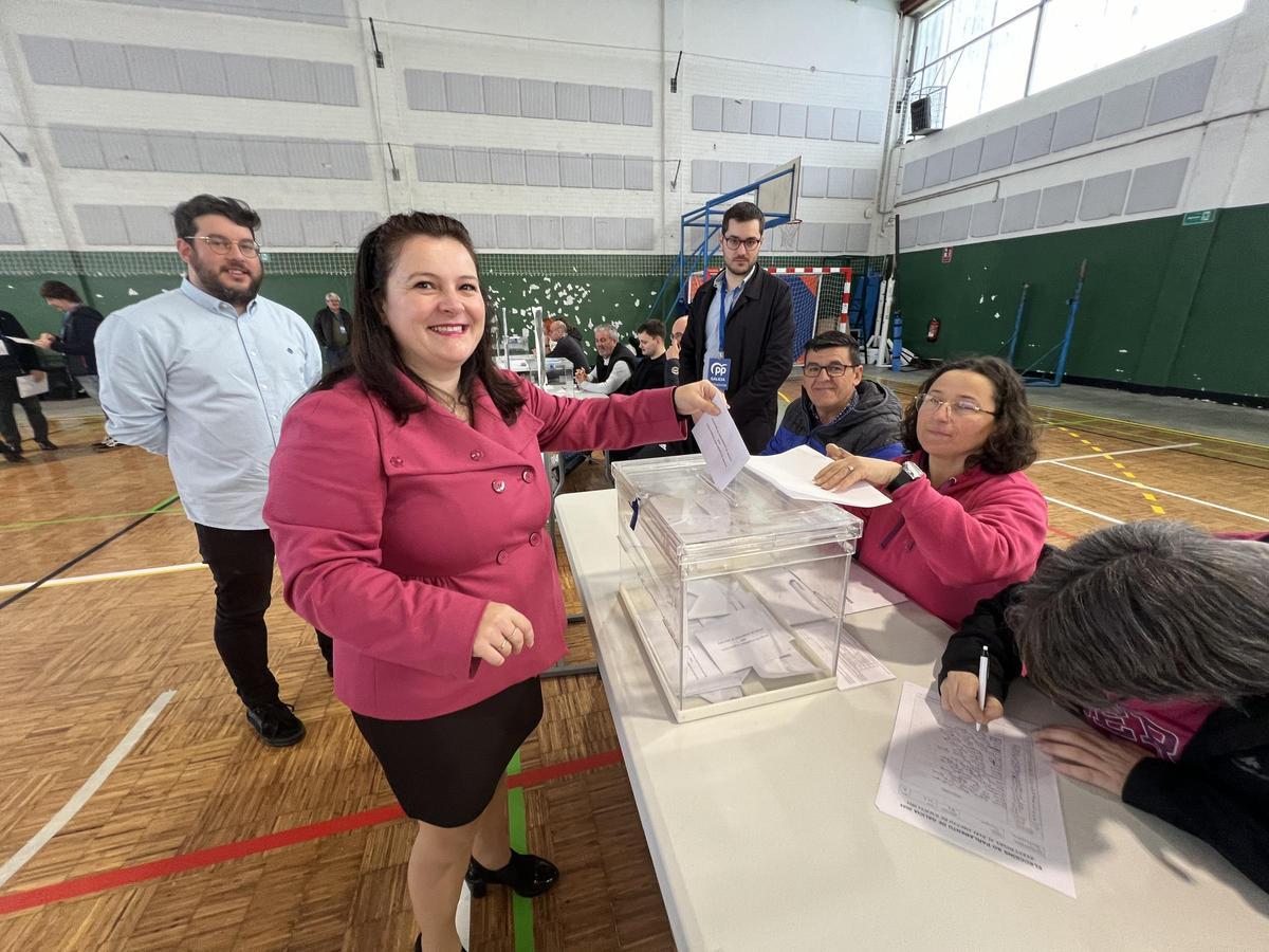 Araceli Gestido votando en Rodeira, en Cangas.