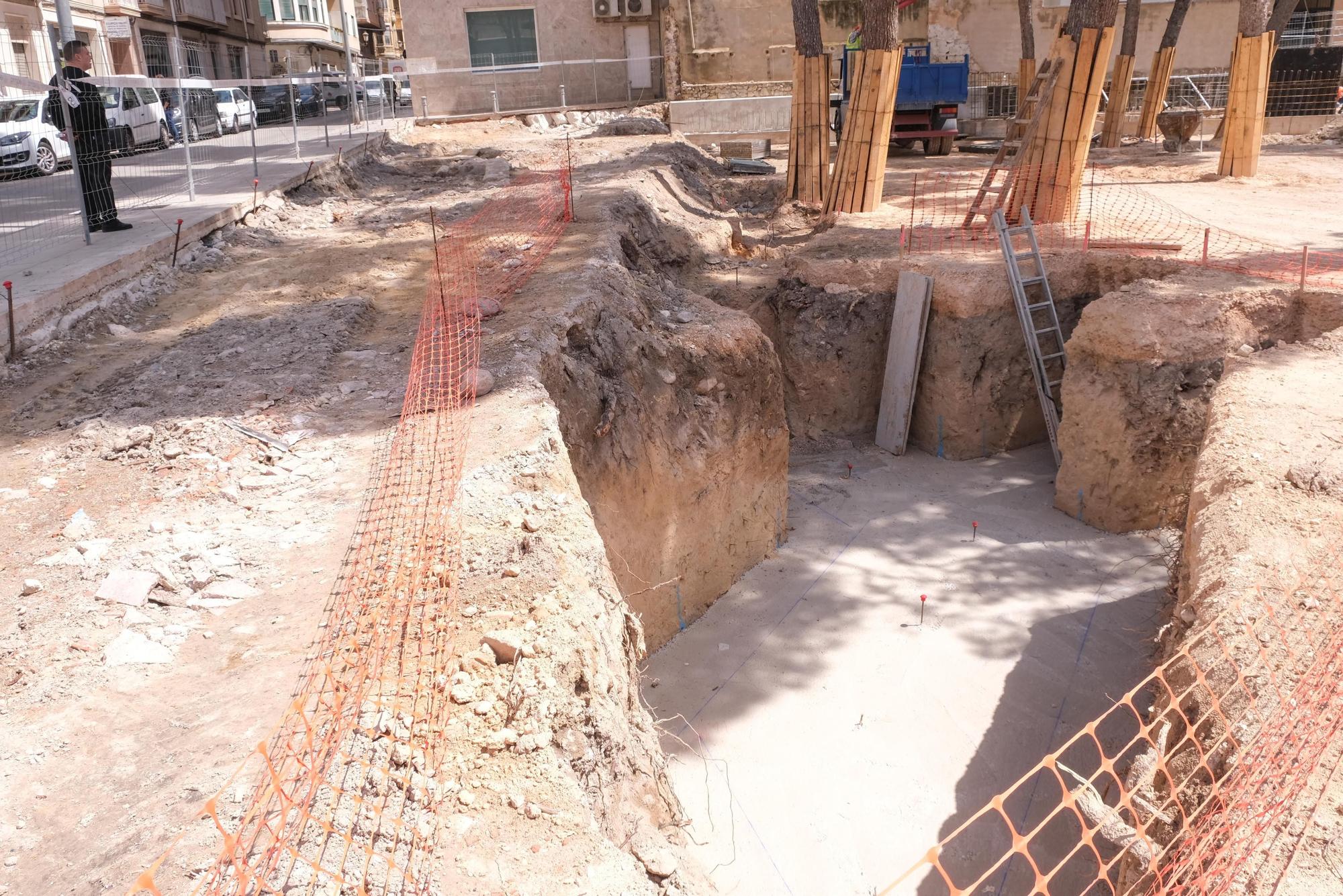 Las obras paradas en la plaza Joan Miró donde han aparecido tumbas moriscas.