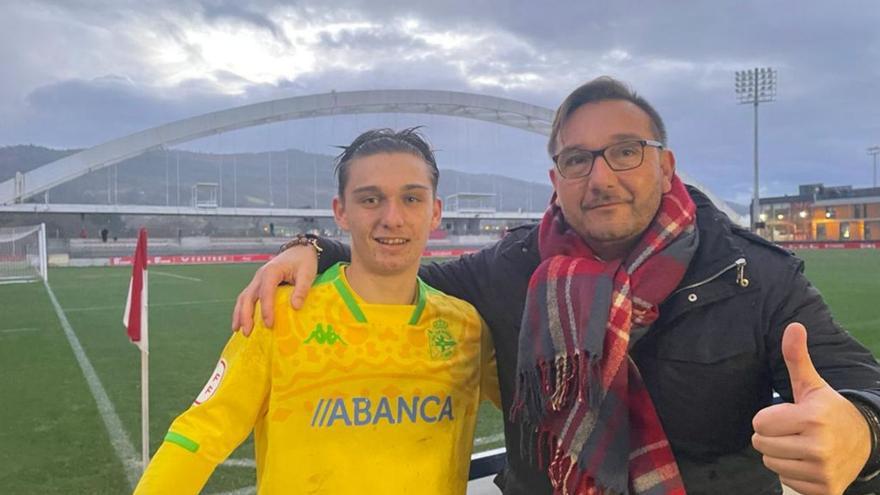 Dani Estévez, con su padre tras el partido de Copa de Juveniles en Lezama. |  // CEDIDA