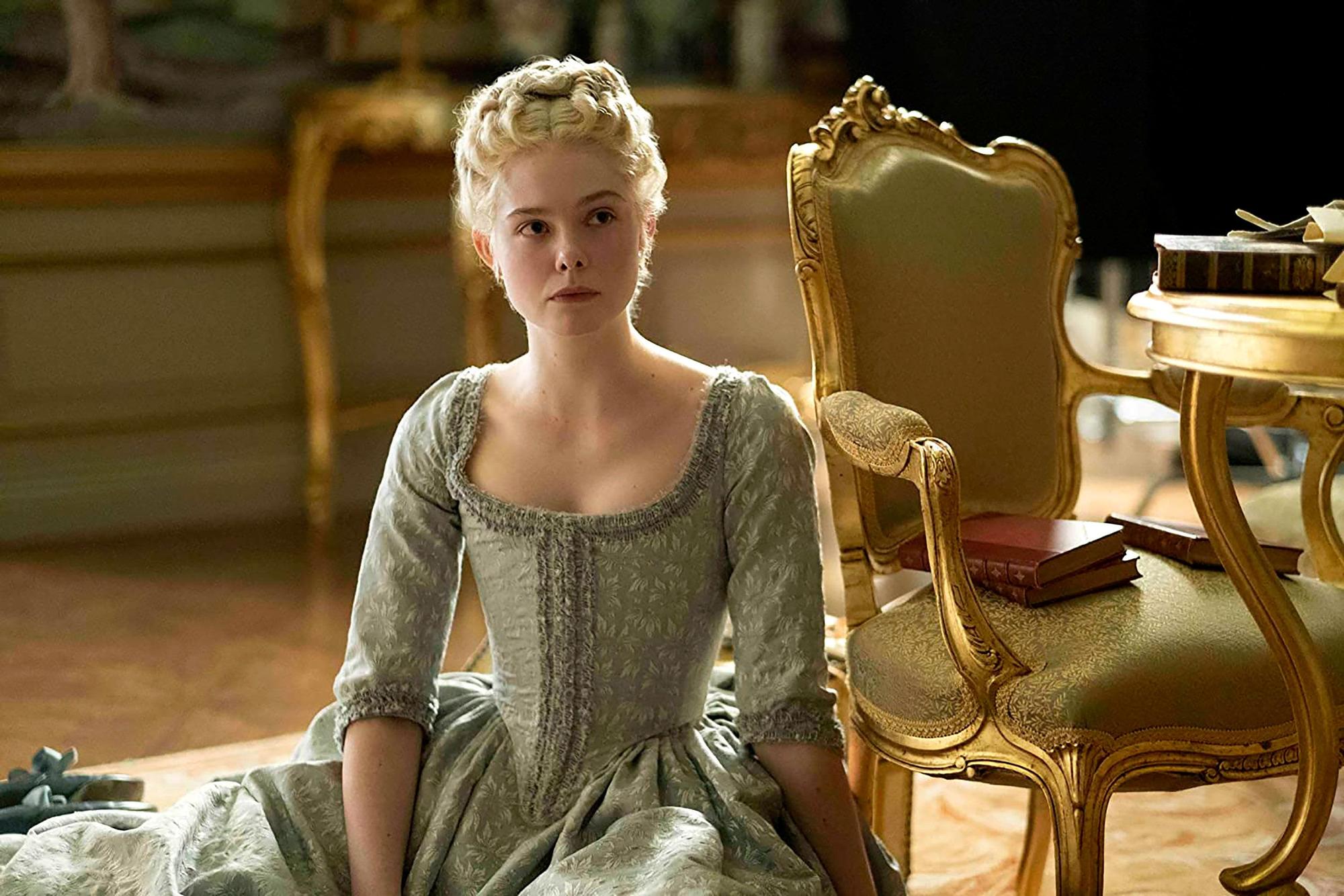 La actriz Elle Fanning, como Catalina la Grande en la serie 'The Great'