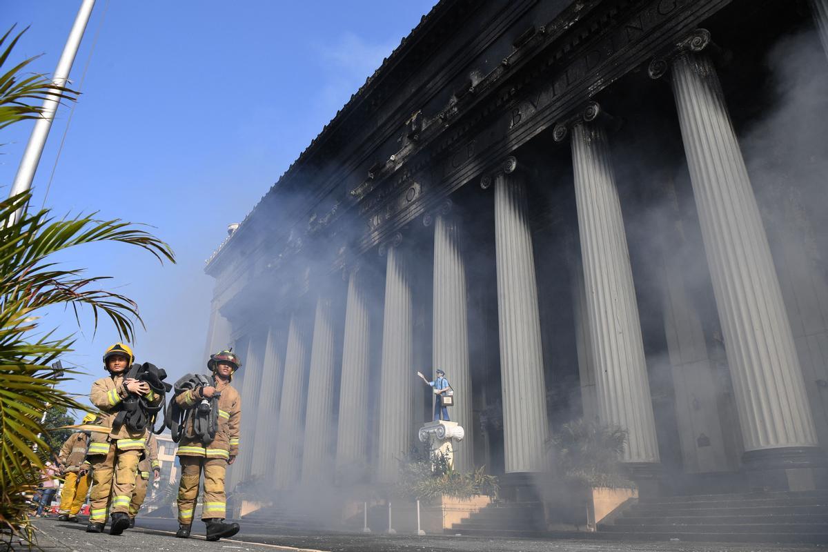 Espectacular incencio en la histórica oficina de Correos de Manila